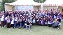Tim Bola.com berfoto bersama peserta Raimuna Nasional XI usai kelas jurnalistik olahraga di Bumi Perkemahan Cibubur, Selasa (15/8/2017). Kegiatan ini sebagai bentuk dari pembelajaran jurnalistik olahraga. (Bola.com/Nicklas Hanoatubun)