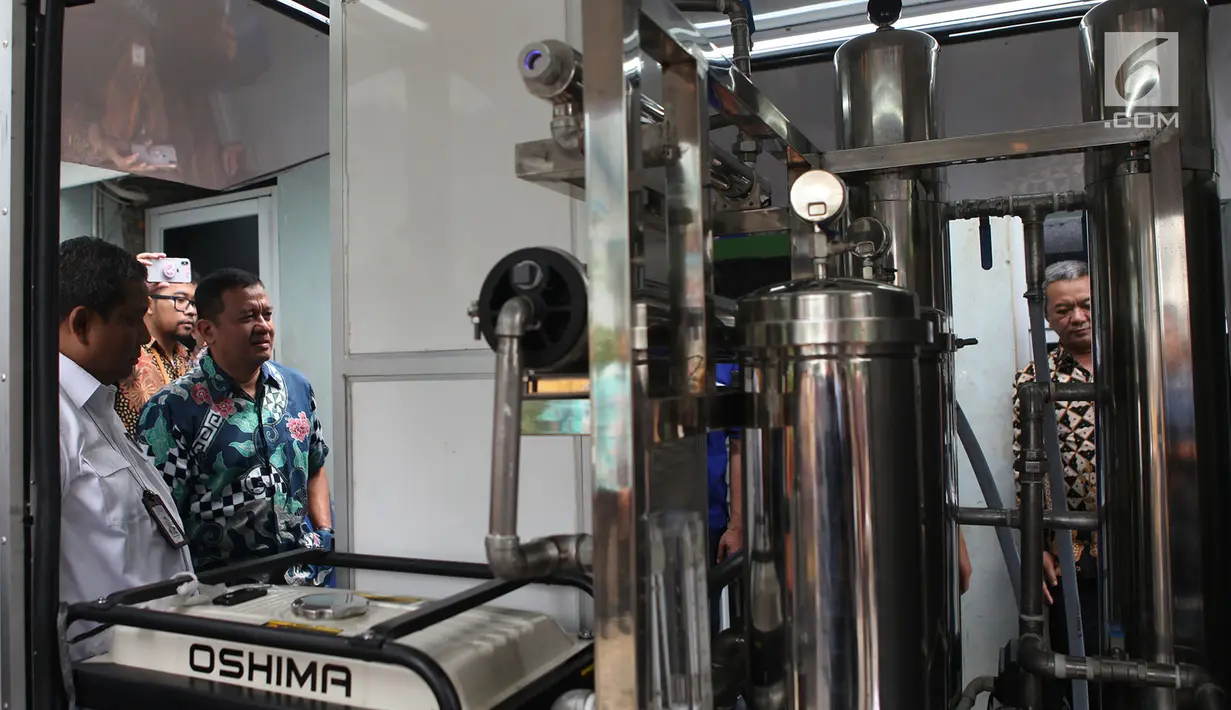 Deputi Usaha Bidang Energi, Logistik, Kawasan dan Pariwisata Kementerian BUMN Edwin Hidayat Abdullah dan Dirut Perum Jasa Tirta II Jatiluhur Djoko Saputro (kiri) melihat simulasi Portable Water Treatment, Jakarta, Jumat (9/11). (Merdeka.com/Imam Buhori)