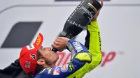 Valentino Rossi rayakan kemenangan di Moto GP Inggris (GLYN KIRK / AFP)