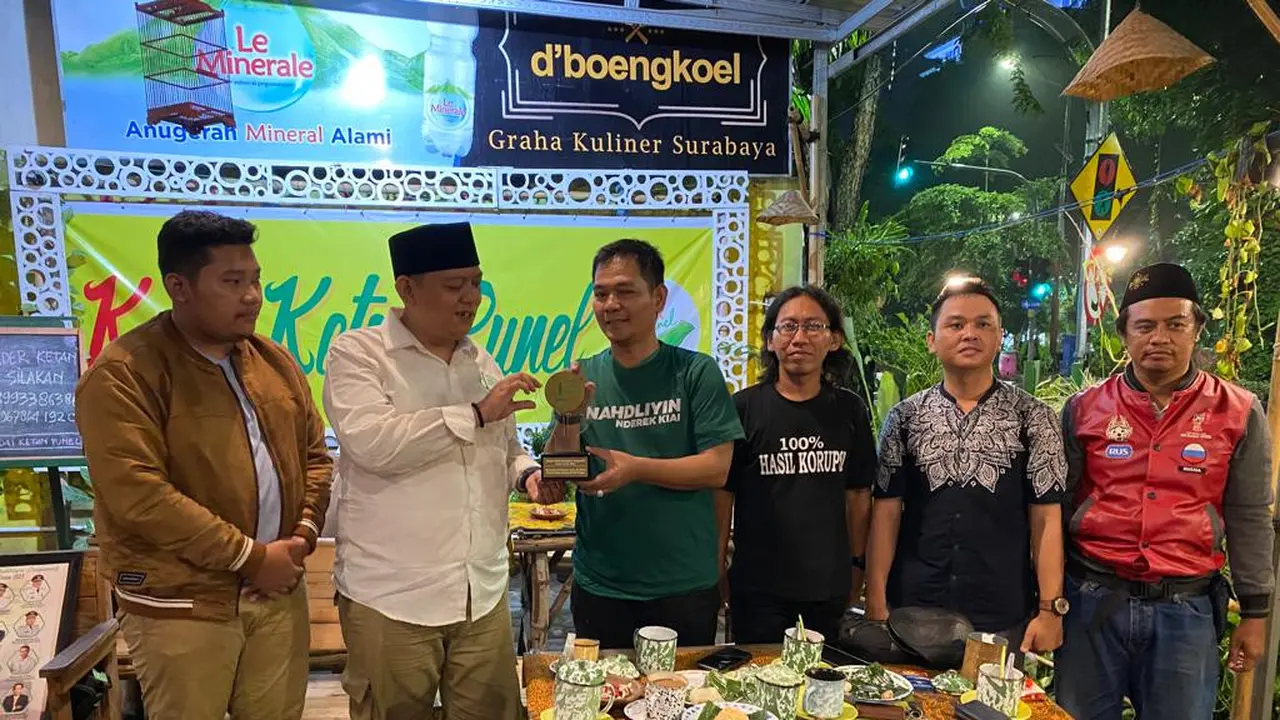 Gus Aam menerima penghargaan dari FJN. (Istimewa)