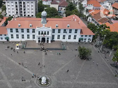 Foto udara memperlihatkan suasana aktivitas liburan warga di Kawasan Kota Tua Jakarta, Jumat (12/4/2024). (merdeka.com/Imam Buhori)