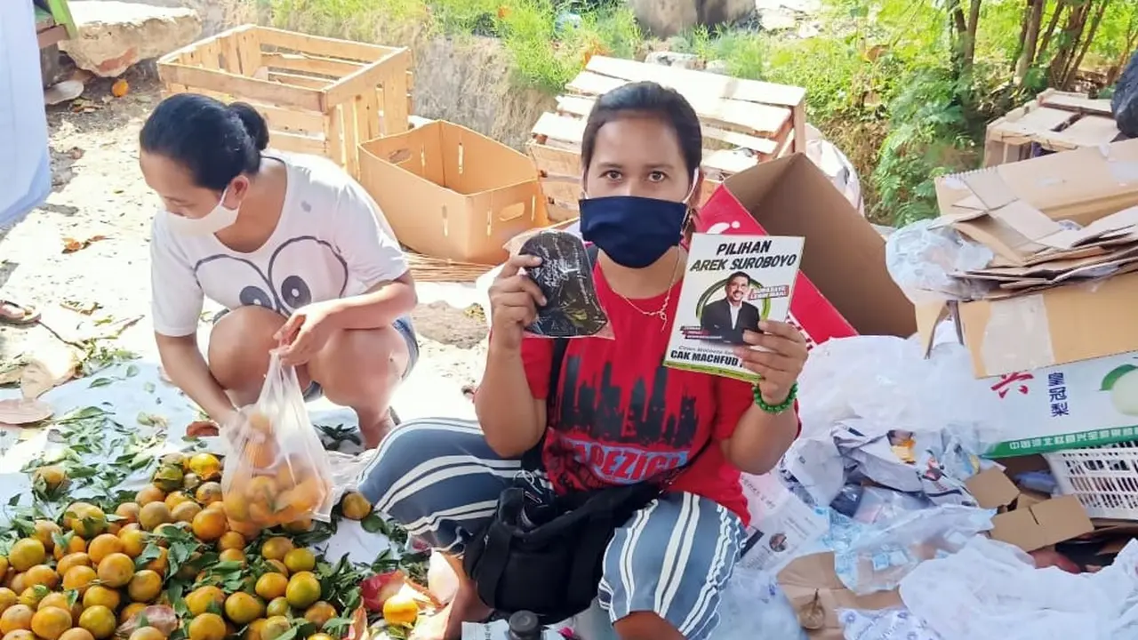 Relawan Machfud membagikan masker untuk pedadang di Surabaya. (Istimewa)