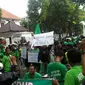 Puluhan Bonek (pendukung Persebaya Surabaya) berunjuk rasa dengan bermain sepak bola di jalanan di Jalan Darmo, Surabaya, Jawa Timur.