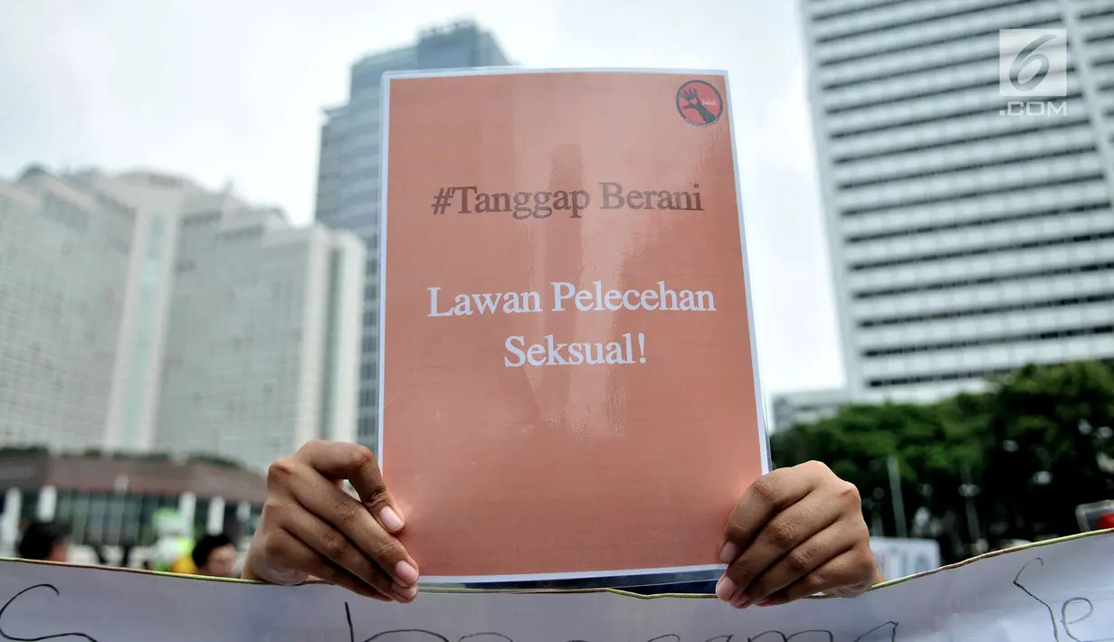 Aktivis Fakultas Ilmu Sosial dan Ilmu Politik Universitas Indonesia (FISIP UI) membawa poster saat longmarch menolak pelecehan seksual via telepon yang sedang marak terjadi di kawasan Bundaran HI, Jakarta, Minggu (14/10). (Merdeka.com/Iqbal Nugroho)