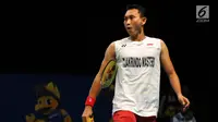 Pebulutangkis Indonesia, Sony Dwi Kuncoro meluapkan emosi saat melawan pemain Jepang Kazumasa Sakai di kualifikasi Indonesia Open 2017 di Jakarta Convention Centre, Senin (12/6). Sony kalah 13-21, 16-21. (Liputan6.com/Helmi Fithriansyah)