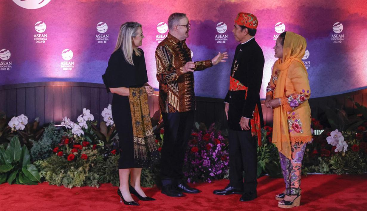 Perdana Menteri Australia Anthony Albanese (kedua kiri) dan istrinya Jodie Haydon (kiri) disambut oleh Presiden Indonesia Joko Widodo atau Jokowi (kedua kanan) dan Ibu Negara Iriana Widodo pada gala dinner KTT ke-43 ASEAN di Jakarta, Indonesia, Rabu (6/9/2023). (Mast IRHAM/POOL/AFP)