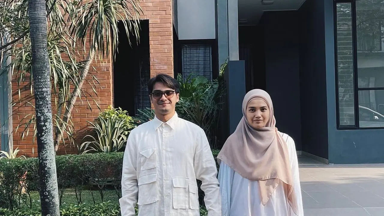 6 Potret Ricky Harun dan Herfiza Berfoto dengan Pose Tegak, Bak Pasangan ABG