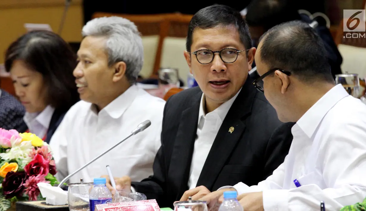 Menteri Agama Lukman Hakim Saifuddin mengikuti Rapat Kerja dengan Komisi VIII DPR, di Gedung Nusantara II, Kompleks Parlemen Senayan. Jakarta, Senin (26/11). Rapat terkait evaluasi laporan penyelenggaran haji 2018. (Liputan6.com/Johan Tallo)