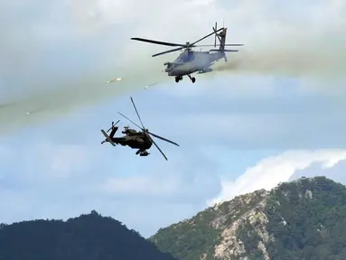 Helikopter Apache tentara Korea Selatan menembakkan roket saat demonstrasi tembakan dan manuver langsung pada acara Defense Expo Korea di Pocheon, Korea Selatan, Selasa (20/9/2022). Defense Expo Korea adalah pameran industri pertahanan yang akan diadakan di Goyang dari 21-25 September. (AP Photo/Lee Jin-man)