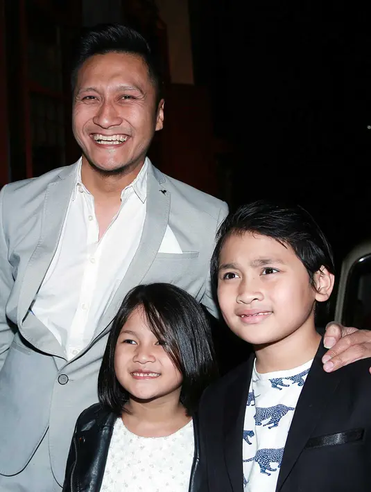 Ari Untung pun turut hadir dalam resepsi pernikahan Nycta Gina-Rizky Kinos yang bernuansakan internasional. Namun Istri Ari Untung, Fenita Arie tidak hadir bersama Ari Untung dan anak-anaknya. (Deki Prayoga/Bintang.com)