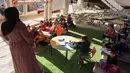 Perang antara Israel dan milisi Hamas yang telah berlangsung lebih dari setahun juga membuat seluruh aktivitas pendidikan terhenti. Kondisi ini membuat ratusan ribu anak di Gaza tak lagi punya tempat belajar. (Bashar TALEB/AFP)