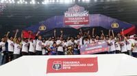 Pemain Arema Cronus berfoto bersama usai menjuarai Torabika Bhayangkara Cup 2016 di SUGBK, Jakarta, Minggu (3/4/2016). (Bola.com/Nicklas Hanoatubun)
