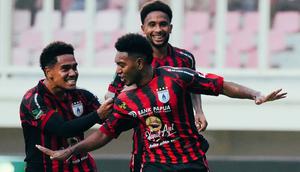 Jeam Kelly Sroyer (depan) saat mencetak gol untuk Persipura Jayapura ke gawang Barito Putra dalam lanjutan Pegadaian Championship 2025/2026 di Stadion Papua Bangkit, Jayapura, Minggu (15/2/2026). (Dok. Persipura)