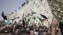<p>Para pelayat membawa peti mati jurnalis veteran Al Jazeera yang terbunuh Shireen Abu Akleh selama pemakamannya di Yerusalem timur, 13 Mei 2022. Shireen Abu Akleh , seorang reporter Palestina-Amerika yang meliput konflik Timur Tengah selama lebih dari 25 tahun, terkena tembakan di kepala pada hari 11 Mei 2022 lalu dalam serangan militer Israel di kota Jenin di Tepi Barat. (AP Photo/Ariel Schalit)</p>