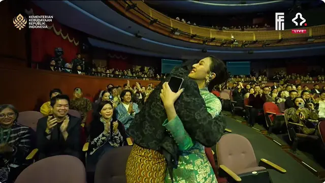 6 Potret Vidi Aldiano Temani Sheila Dara di FFI 2025, Terharu Istri Raih Piala Citra