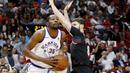 Pebasket Golden State Warriors, Kevin Durant, berusaha melewati pebasket Miami Heat, Tyler Johnson, pada laga NBA di American Airlines Arena, Miami, Senin (4/12/2017). Warriors menang 123-95 atas Heat. (AP/Joe Skipper)