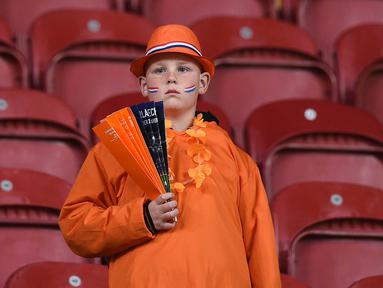 Seorang pendukung Belanda tampak murung menyaksikan kegagalan De Oranje lolos ke Piala Eropa 2016 usai takluk dari Ceska 2-3 di Stadion Amsterdam Arena, Belanda, Rabu (14/10/2015). (AFP Photo/Emmanuel Dunand)