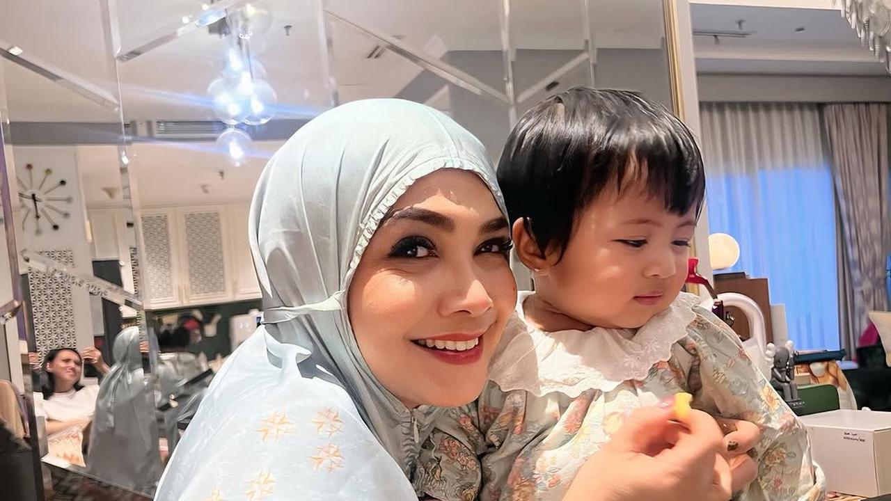 Potret Rieta Amilia Momong dan Suapi Lily, Disayang dan Siapkan Cemilan Untuk Cucu Kesayangan
