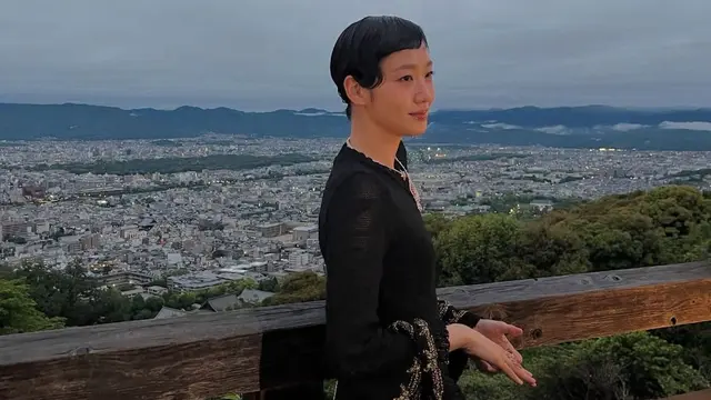 Gaya Rambut Pendek Kim Go Eun Curi Perhatian di Pemotretan Chanel. (Dok: IG @ggonekim https://www.instagram.com/p/DKdNPrPzon3/?igsh=MXV3cmlhM240ZjN3cA%3D%3D)