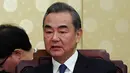Menteri Luar Negeri China, Wang Yi berbincang dengan Menko Kemaritiman, Luhut Pandjaitan saat pertemuan di Wisma Negara Diaoyutai, Beijing. Rabu (24/10). Pertemuan membahas kerja sama kedua negara antara lain di bidang kelauatan. (Daisuke Suzuki/POOL/AFP)