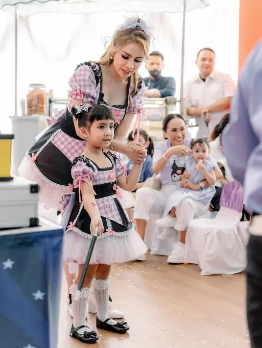 Dress tersebut juga memiliki detail lengan puffy, kerah square neckline, dan rok tulle. Dipermanis dengan aksen pita warna pink  [@therealmomogeisha]