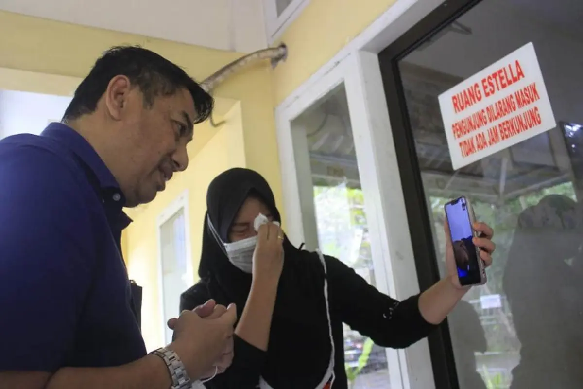 Bupati Bone Bolango (Bonebol) Hamim Pou saat menjenguk pasien tumor di RSUP Kandou Manado (Arfandi/Liputan6.com)
