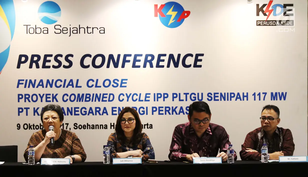 Dirut PT Toba Sejahtra Justarina Naiborhu (kiri), Direktur PT KEP Juli Oktarina (kedua kiri), Direktur PT KEP Renzi Renditya (kedua kanan), dan Direktur PT KEP M Fathoni (kanan) saat konferensi pers di Jakarta, Senin (9/10). (Liputan6.com/Angga Yuniar)