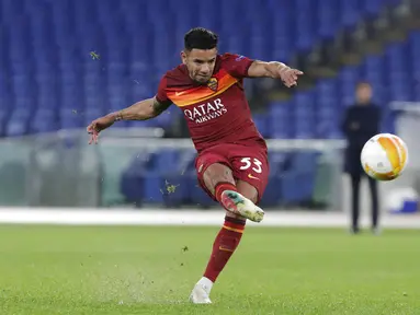 Pemain AS Roma Bruno Peres gagal mencetak gol ke gawang Young Boys pada pertandingan Grup A Liga Europa di Olympic Stadium, Roma, Italia, Kamis (3/12/2020). AS Roma melaju ke babak 32 besar Liga Europa sebagai juara Grup A usai mengalahkan Young Boys 3-1. (AP Photo/Andrew Medichini)