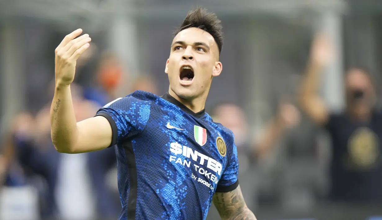 <p>Inter membuka keunggulan 1-0 saat laga baru memasuki menit ke-5 melalui Lautaro Martinez. Sepakan volinya usai menerima umpan silang Nicolo Barella gagal diantisipasi kiper Atalanta, Juan Musso. (AP/Luca Bruno)</p>