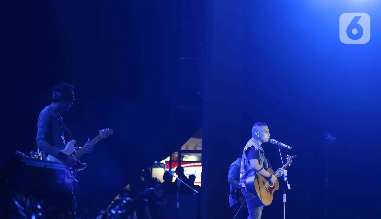 Grup band The Rain tampil pada pembukaan Jakarta Fair 2022 atau Pekan Raya Jakarta 2022 di Jakarta International Expo (JIExpo), Kemayoran, Jakarta, Kamis (9/6/2022). Jakarta Fair 2022 berlangsung pada 9 Juni hingga 17 Juli 2022. (Liputan6.com/Herman Zakharia)