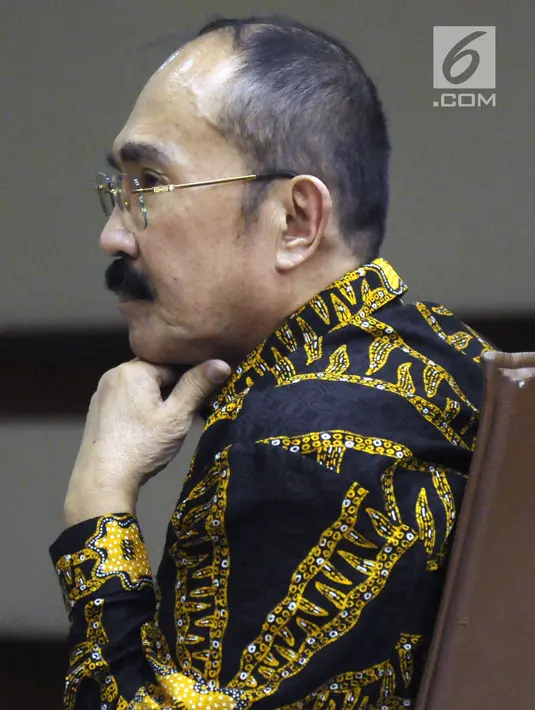 Terdakwa perkara merintangi penyidikan KPK pada kasus korupsi e-KTP, Fredrich Yunadi menjawab pertanyaan pada sidang lanjutan di Pengadilan Tipikor, Jakarta, Kamis (24/5). Sidang memeriksa keterangan terdakwa. (Liputan6.com/Helmi Fithriansyah)