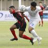 Pemain Arema FC, Rizky Dwi Febrianto (kanan) berusaha melewati pemain Persipura Jayapura, Gunansar Mandowen dalam laga pekan ke-5 BRI Liga 1 2021/2022 di Stadion Madya, Jakarta, Rabu, (29/9/2021). Arema FC menang 1-0. (Bola.com/ M Iqbal Ichsan)