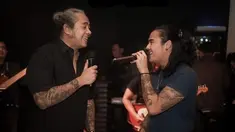 Kebersamaan Renaga Tahier dan Ferdy Tahier terlihat kompak. Tak heran jika bakat bernyanyi Renaga Tahier menurun dari sang ayah. Renaga dan Ferdy kerap manggung bareng hingga punya banyak penggemar. (Liputan6com/IG/renaga.tahier)