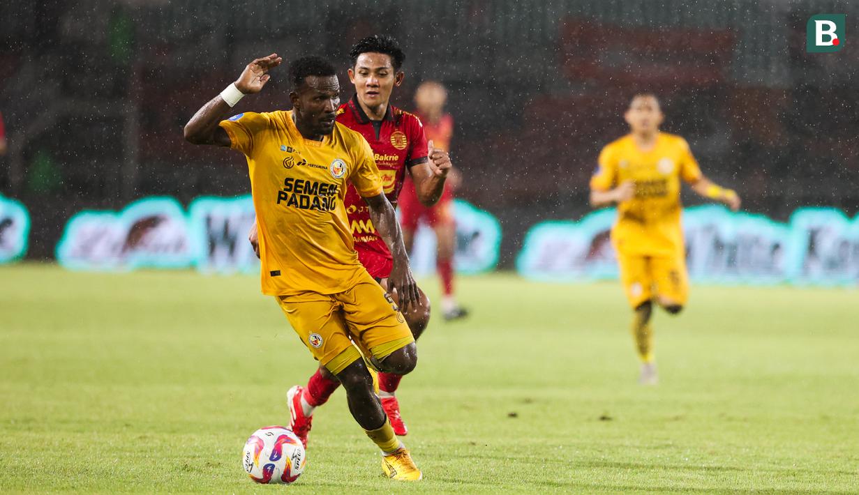 Pemain Semen Padang, Cornelius Stewart berduel dengan Pemain Persija Jakarta, Firza Andika pada laga pekan ke-30 Liga 1 2024/2025 di Stadion Pakansari, Kabupaten Bogor, Minggu (27/4/2025). (Bola.com/Abdul Aziz)