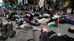 Sejumlah warga yang menyatakan solidaritas terhadap Palestina berbaring di jalan saat mengikuti aksi yang mengecam tindakan militer Amerika Serikat dan Israel di Gaza, di Seoul, Korea Selatan, Sabtu (3/10/2026). Aksi die-in tersebut dilakukan sebagai simbol untuk menggambarkan korban konflik di Gaza. Para peserta berkumpul dan menyampaikan dukungan terhadap Palestina dalam unjuk rasa yang berlangsung di kawasan pusat Kota Seoul. (AP Photo/Ahn Young-joon)
