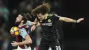 Pemain Chelsea, David Luiz (kanan) berebut bola dengan pemain West Ham, Andy Carroll pada lanjutan Premier League di di Olympic Stadium, (6/3/2017). Chelsea menang 2-1. (AP/Kirsty Wigglesworth)