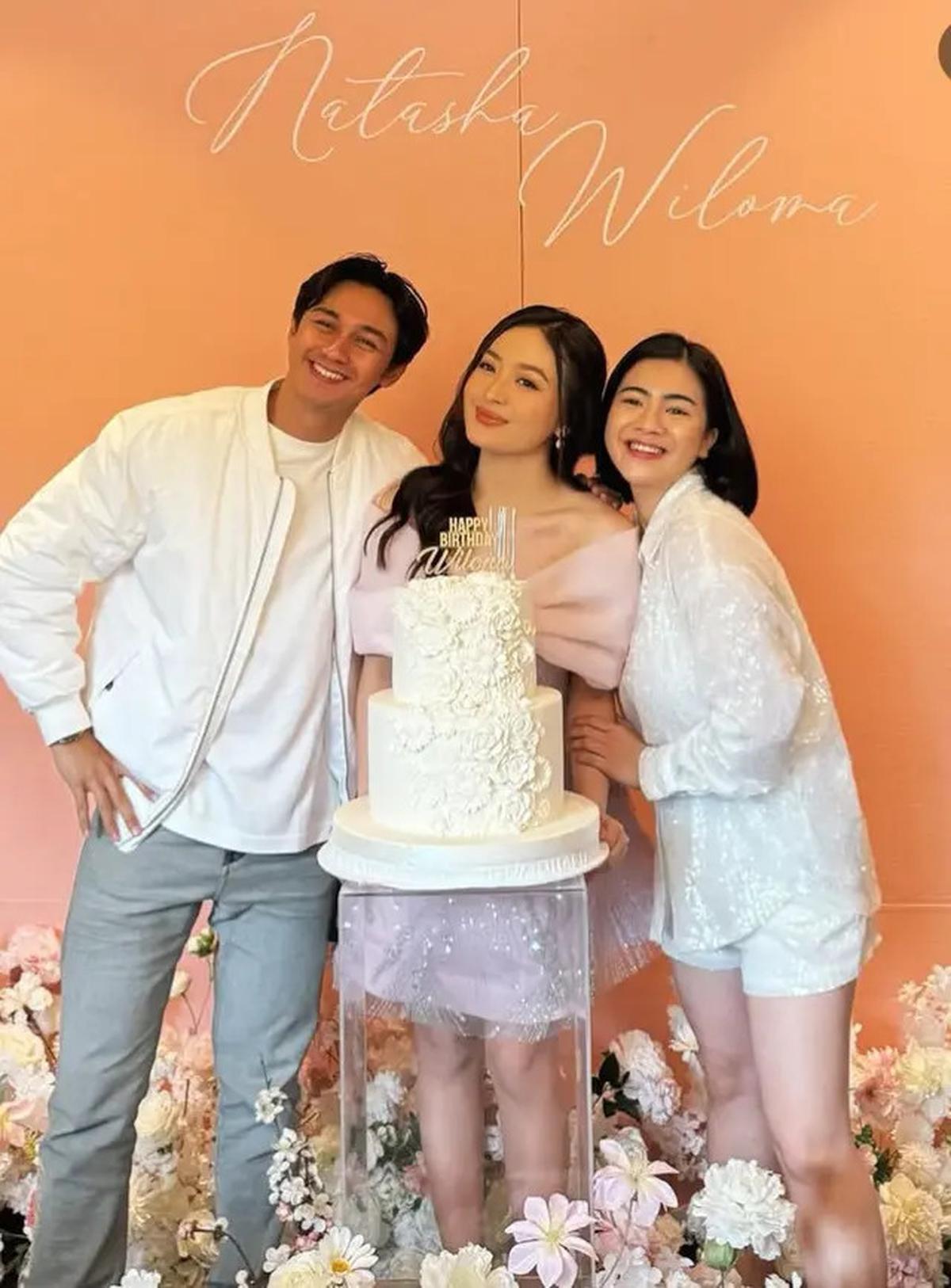 6 Potret Felicya Angelista dan Susan Sameh Kompak Kenakan Baju Putih saat Ulang Tahun Natasha Wilona ke-26