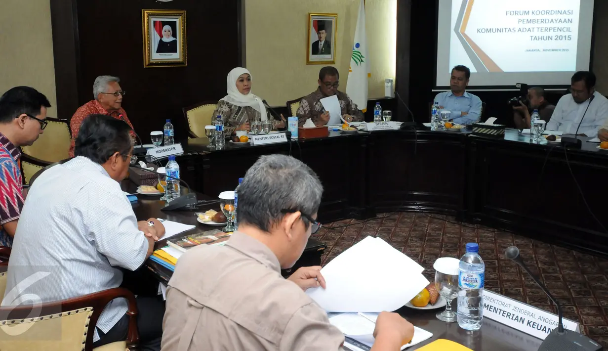 Menteri Sosial RI, Khofifah Indar Parawansa (tengah) memimpin Forum Koordinasi Pemberdayaan Komunitas Adat Terpencil di Jakarta, Rabu (4/11/2015). Forum membahas sejumlah permasalahan dan solusi terkait KAT. (Liputan6.com/Helmi Fithriansyah)