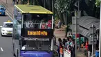 Para wisatawan menunggu bus tingkat wisata atau City Tour Jakarta, Jakarta, Sabtu (10/1/2015). (Liputan6.com/Miftahul Hayat)