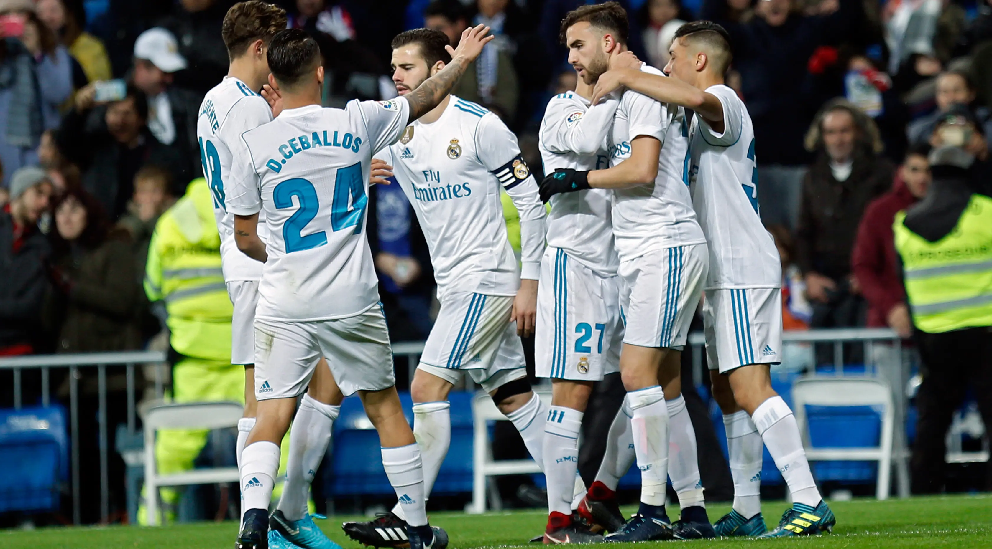 Pemain Real Madrid, Borja Mayoral mendapat ucapan selamat usai mencetak gol ke gawang Fuenlabrada pada laga Copa del Rey 2017-2018 di Stadion Santiago Bernabeu, Selasa (28/11). Madrid lolos ke 16 besar, meski bermain imbang 2-2. (AP Photo/Francisco Seco)