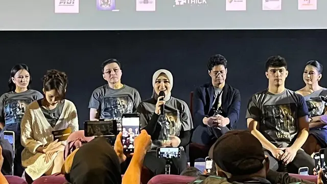 Ochi Rosdiana (berhijab) dalam konferensi pers dan screening film "Lingsir Wengi Motel Malioboro" di kawasan Jakarta pada (14/10/2026)/ (Liputan6.com/Afradhiya N. R)