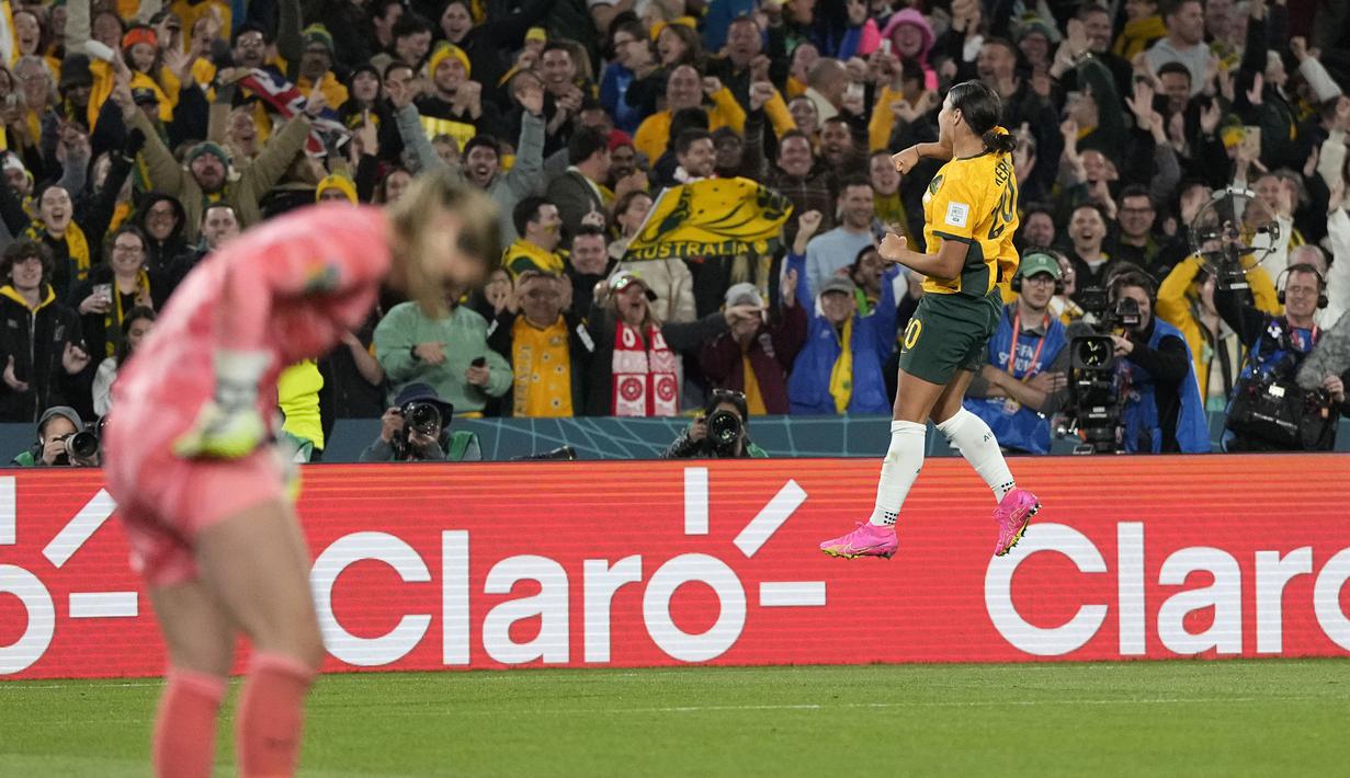 Pemain Timnas Australia, Sam Kerr melakukan selebrasi setelah mencetak gol penyeimbang 1-1 ke gawang Timnas Inggris pada laga semifinal Piala Dunia Wanita 2023 di Stadium Australia, Sydney, 16 Agustus 2023. (AP Photo/Rick Rycroft)