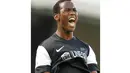 Fabrice Olinga merupakan penyerang timnas Kamerun kelahiran 12 Mei 1996 (18 tahun). (REUTERS/Miguel Vidal)