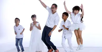 Puluhan tahun Lukman Sardi menjadi bintang film. Meski telah banyak malang melintang di dunia akting, aktor senior itu masih merasa kesulitan saat bermain dengan anak-anak. Begitu juga dirasakan dalam film Surat Kecil Untuk Tuhan.(Nurwahyunan/Bintang.com)