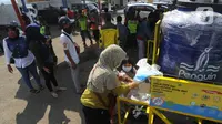 Sejumlah orang mencuci tangan saat petugas melakukan sterilisasi kendaraan yang ingin menuju wilayah Sukabumi di Terminal Cicurug, Sukabumi, Jawa Barat, Minggu (12/4/2020). Proses sterilisasi ini dilakukan untuk mencegah penyebaran virus corona COVID-19. (merdeka.com/Arie Basuki)