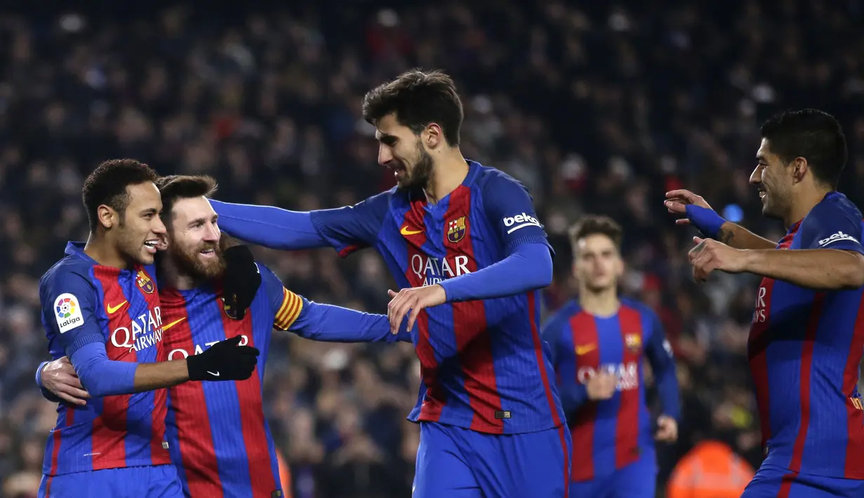 Pemain FC Barcelona, Lionel Messi (2kanan) merayakan gol ke gawang Real Sociedad bersama rekan-rekannya pada laga perempat final Copa del Rey di Camp Nou, Barcelona 926/1/2017). Barcelona menang 5-2. (AP/Manu Fernandez)