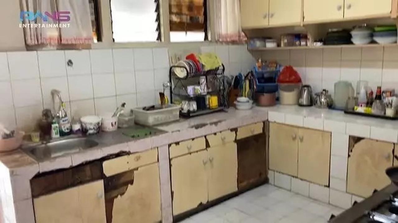 Seluas 1.000 Meter, 5 Potret Dapur Sederhana Rumah Masa Kecil Raffi Ahmad - Perabot Jadul & Masih Pertahankan Keasliannya