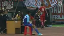 Pemain depan Persija, Marko Simic kembali ke bangku pemain karena kaus yang dikenakan robek pada bagian lengan saat laga persahabatan melawan Selangor FA di Stadion Patriot Candrabhaga, Bekasi, Kamis (6/9). (Liputan6.com/Helmi Fithriansyah)