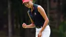 Celeste Dao dari Kanada usai memukul bola setelah birdie di lubang keempat selama putaran kedua turnamen golf wanita AS Terbuka di Shoal Creek, Ala (1/6). (AFP Photo/Drew Hallowell)