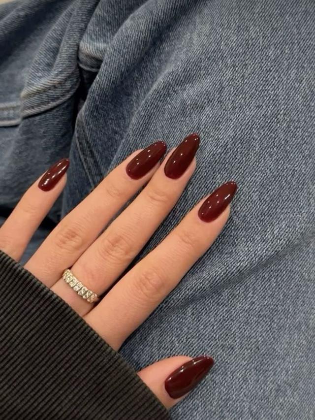 Ilustrasi Warna Nail Art Merah Marun